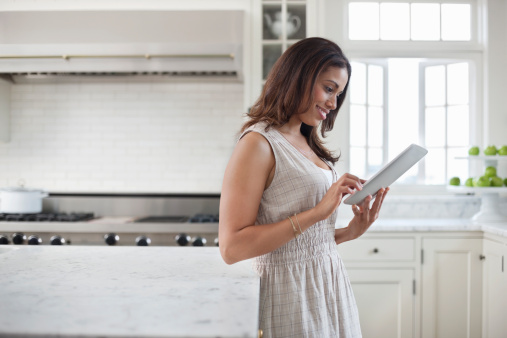 woman-reading-ipad