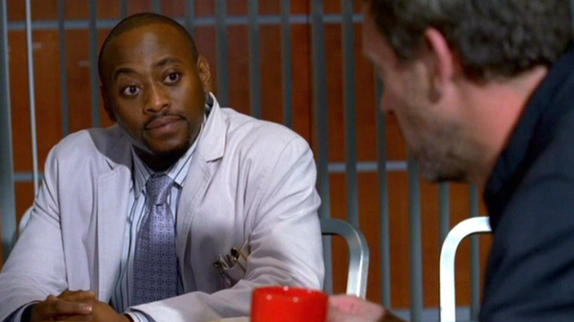 House and Dr. Foreman talking at a table