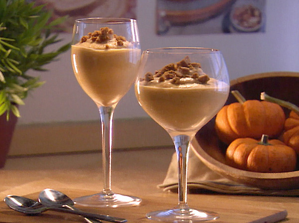 Pumpkin pie mousse in wine glasses