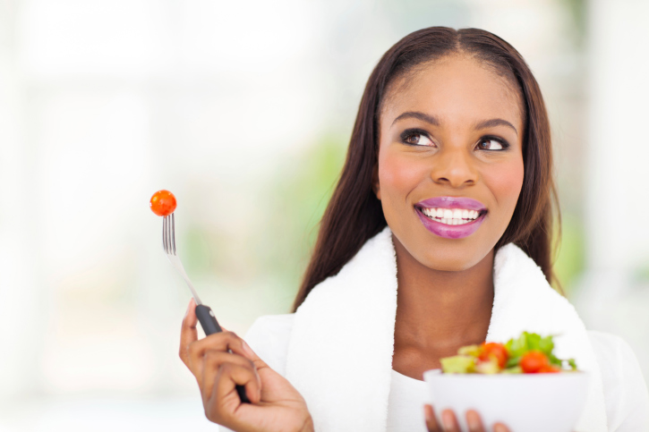 woman eating vegetable salad