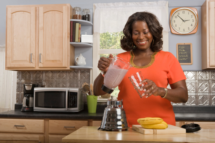 woman blending smoothie