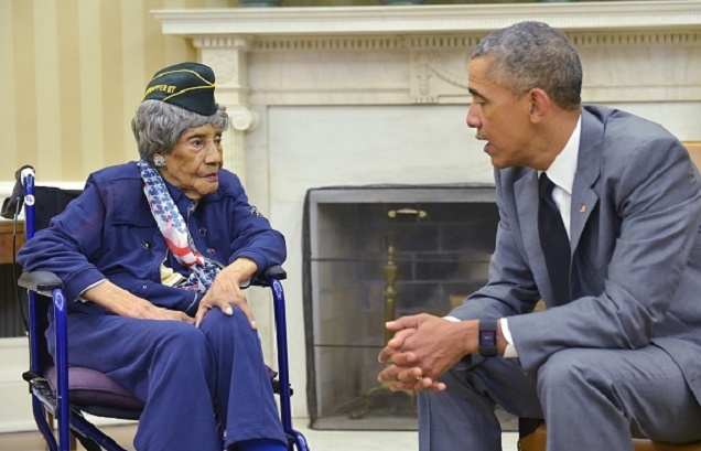 US President Barack Obama meets with the country's oldest living veteran, 110-year-old Emma Didlake, in the Oval Office of the White House on July 17, 2015 in Washington, DC. AFP PHOTO/MANDEL NGAN (Photo credit should read MANDEL NGAN/AFP/Getty Images)