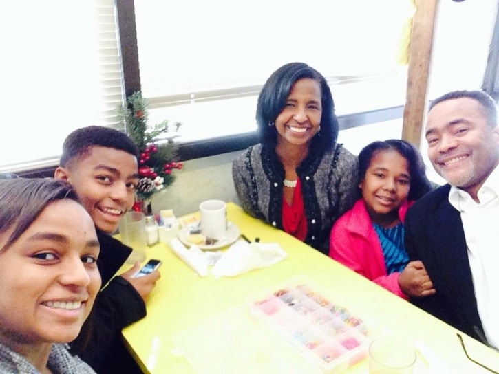 Susan Lee w Family