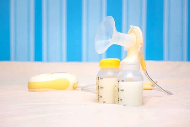 breastfeeding and formula feeding 
